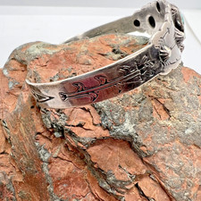 Vintage FRED HARVEY ERA turquoise cuff bracelet sterling arrows repousse 6