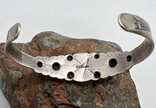 Vintage FRED HARVEY ERA turquoise cuff bracelet sterling arrows repousse 6