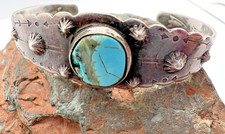 Vintage FRED HARVEY ERA turquoise cuff bracelet sterling arrows repousse 6