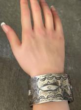 FRED HARVEY ERA WIDE Navajo WHIRLING LOG DEERS Repousse SILVER Bracelet 7-1/2