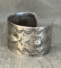 FRED HARVEY ERA WIDE Navajo WHIRLING LOG DEERS Repousse SILVER Bracelet 7-1/2