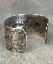 FRED HARVEY ERA WIDE Navajo WHIRLING LOG DEERS Repousse SILVER Bracelet 7-1/2