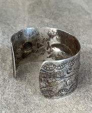 FRED HARVEY ERA WIDE Navajo WHIRLING LOG DEERS Repousse SILVER Bracelet 7-1/2