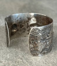 FRED HARVEY ERA WIDE Navajo WHIRLING LOG DEERS Repousse SILVER Bracelet 7-1/2