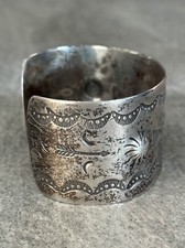 FRED HARVEY ERA WIDE Navajo WHIRLING LOG DEERS Repousse SILVER Bracelet 7-1/2