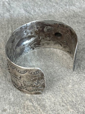 FRED HARVEY ERA WIDE Navajo WHIRLING LOG DEERS Repousse SILVER Bracelet 7-1/2