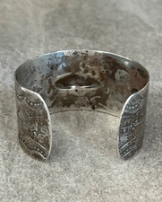 FRED HARVEY ERA WIDE Navajo WHIRLING LOG DEERS Repousse SILVER Bracelet 7-1/2