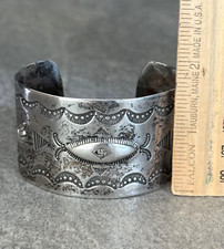 FRED HARVEY ERA WIDE Navajo WHIRLING LOG DEERS Repousse SILVER Bracelet 7-1/2
