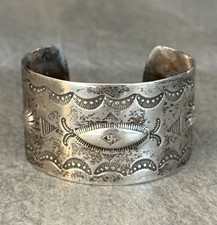 FRED HARVEY ERA WIDE Navajo WHIRLING LOG DEERS Repousse SILVER Bracelet 7-1/2"