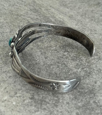 OLD FRED HARVEY ERA Navajo Turquoise flowers Stamped Sterling Bracelet 6.7 in - Additional view 8