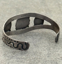 OLD FRED HARVEY ERA Navajo Turquoise RATTLESNAKE BUTTON Sterling Bracelet 6.75in - Additional view 8