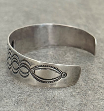 Vintage FRED HARVEY ERA Navajo REPOUSSE/FLUTED STAMPED Silver Bracelet 6.25 in - Additional view 6