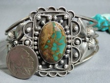 Fred Harvey Era NAVAJO Natural HACHITA TURQUOISE Repousse COIN Silver Bracelet - Additional view 2