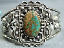 Fred Harvey Era NAVAJO Natural HACHITA TURQUOISE Repousse COIN Silver Bracelet - Additional view 3