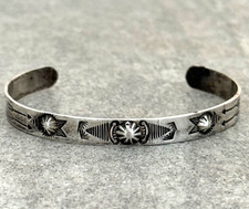 Vintage FRED HARVEY Era Navajo WHIRLING LOG Repousse/FLUTED Silver Bracelet 7 in - Additional view 1