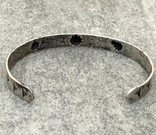 Vintage FRED HARVEY Era Navajo WHIRLING LOG Repousse/FLUTED Silver Bracelet 7 in - Additional view 12