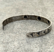 Vintage FRED HARVEY Era Navajo WHIRLING LOG Repousse/FLUTED Silver Bracelet 7 in - Additional view 10